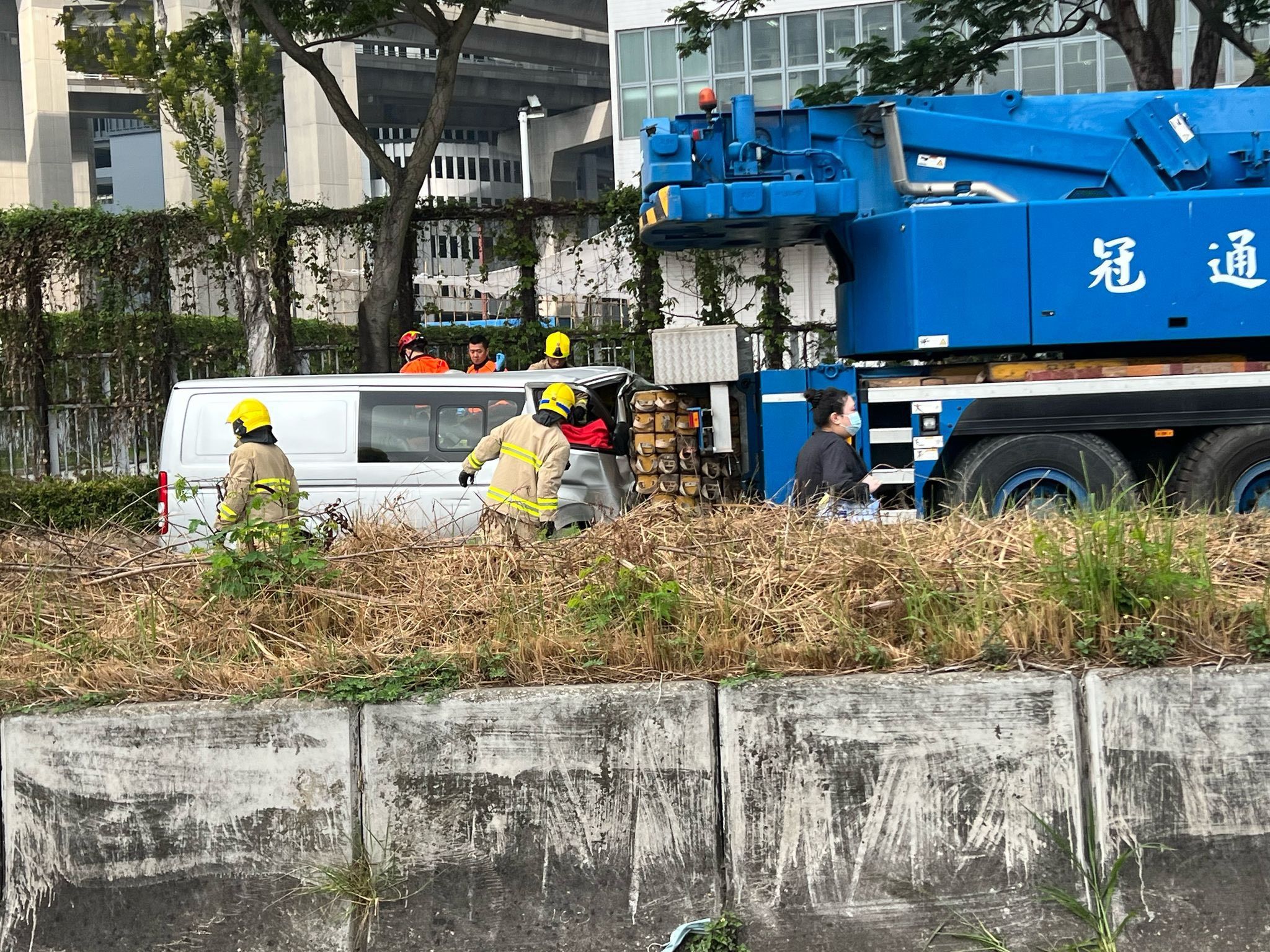青衣航運路貨Van撞吊臂車。(FB@BOSCO CHU)