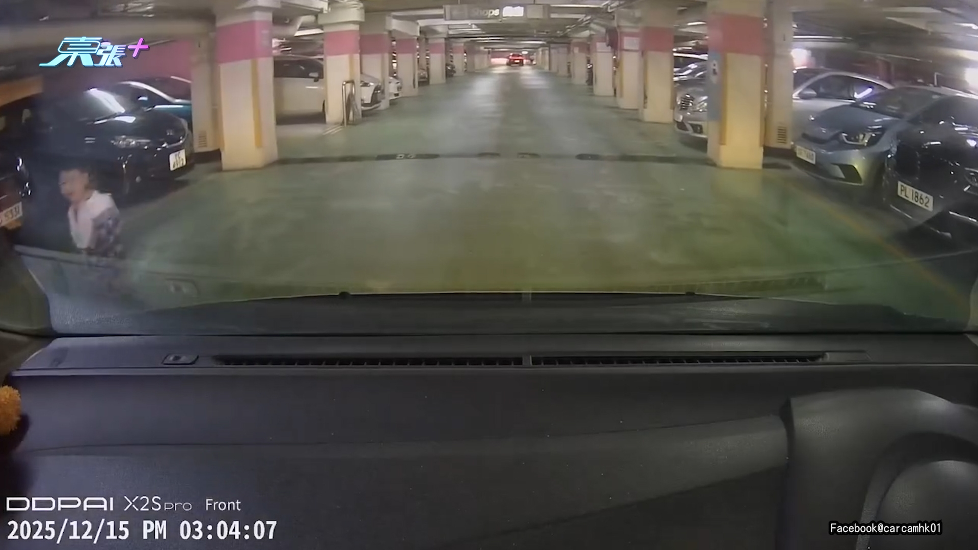 車Cam直擊｜細路停車場變「甩繩馬騮」　突衝路中心險被撞　網民：累死司機