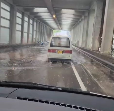 黃雨下多區水浸　荃錦交匯處水深及膝工人忙清理