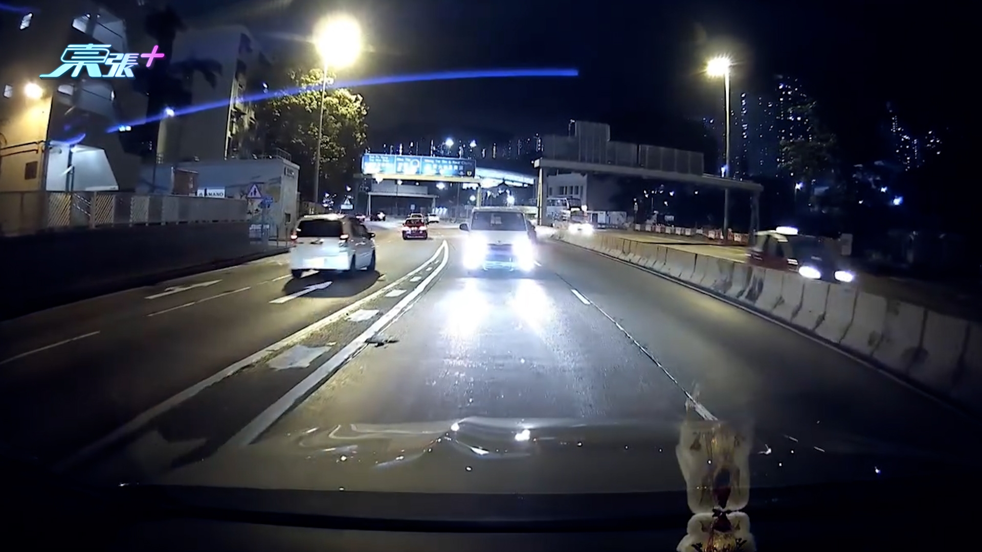 車Cam直擊｜龍翔道天橋「大懵司機」反方向逆線行車　片主：真係R爆頭 （FB＠Gary Chong／車cam L（香港群組））
