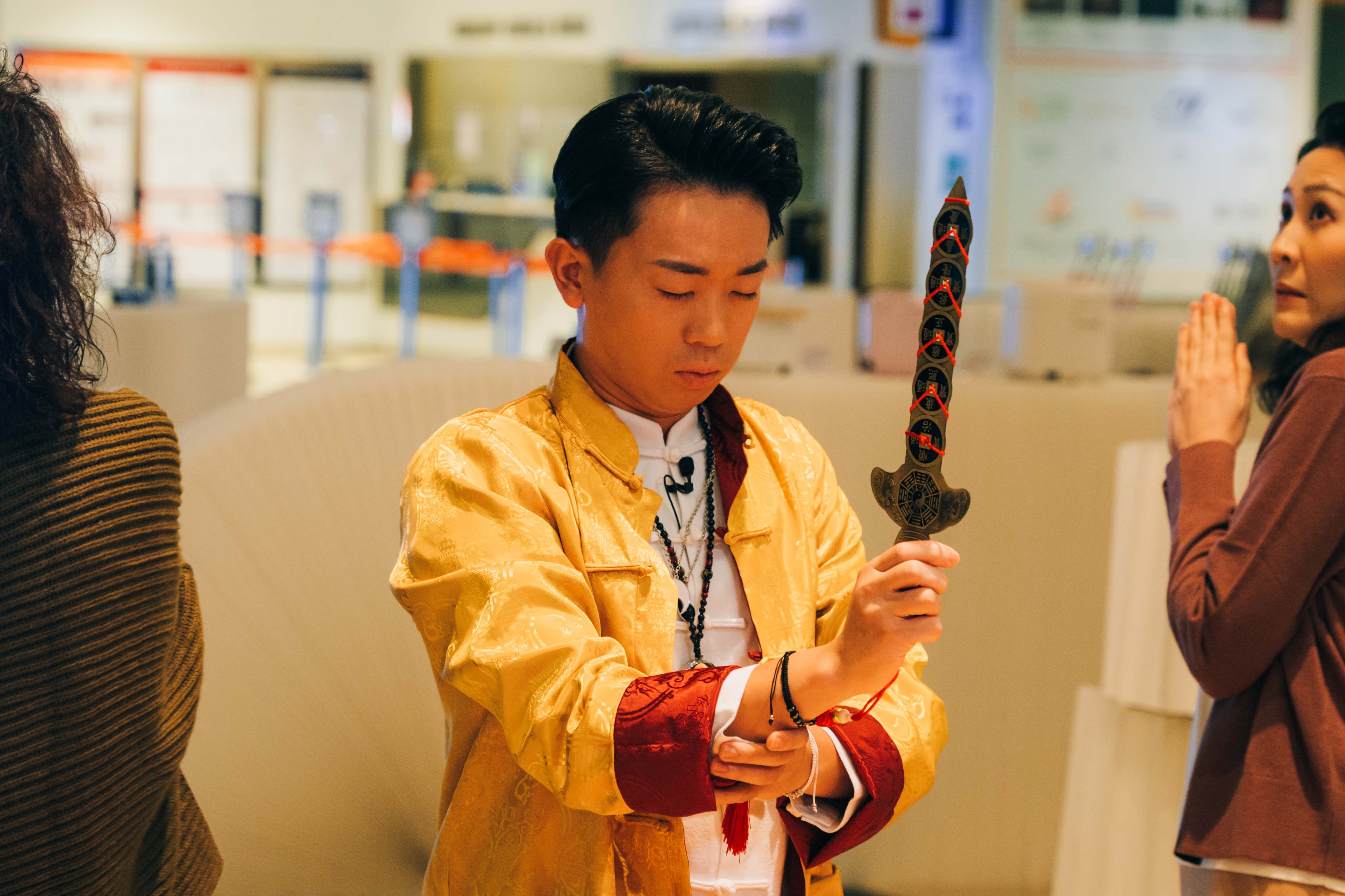 岑珈其月前喺《我和殭屍有個誤會》劇場版曾扮過「金正中」,獲不少網民稱讚還原度高。