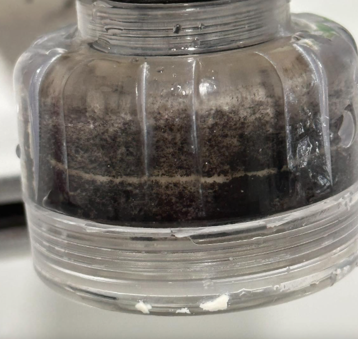 粉嶺皇后山邨食水現黑點　專家疑或源自舊喉管瀝青碎片剝落