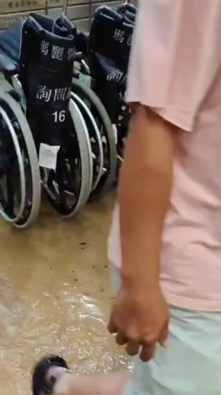 東張西望｜東張+直擊瑪麗醫院　女士黑雨下苦等小巴兩個鐘　的士無法上落山接客