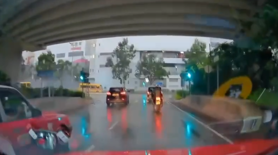 車Cam直擊｜天雨路滑的士慘遭貨van攔腰撞　網民：的士今次好無辜