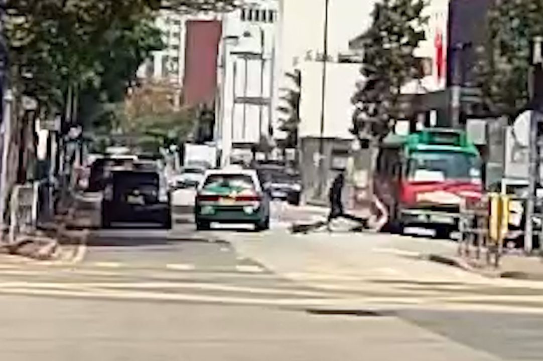 馬路MMA｜元朗單車友大戰綠的司機，互毆打到撞落小巴勁精彩。