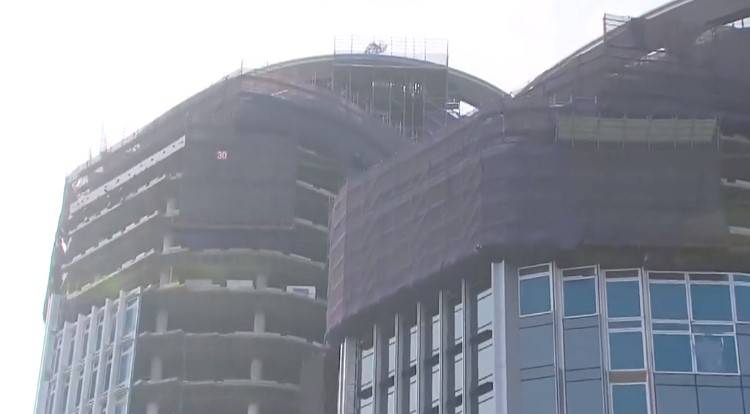 西九高鐵站上蓋工業意外｜玻璃幕牆組件壓斃工人，地盤全面停工。