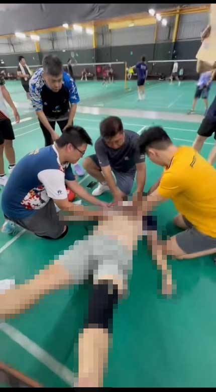 現場數名球友立即尋來自動體外心臟去顫器施救，直到救護車抵達。