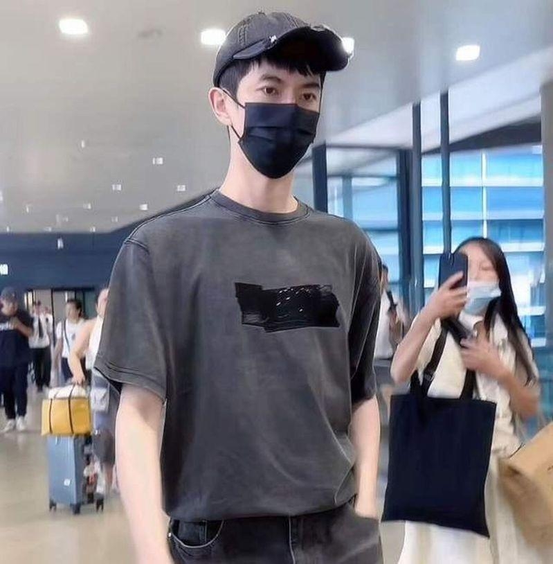 于朦朧被粉絲在機場偶遇身形極為單薄。（取材自微博）