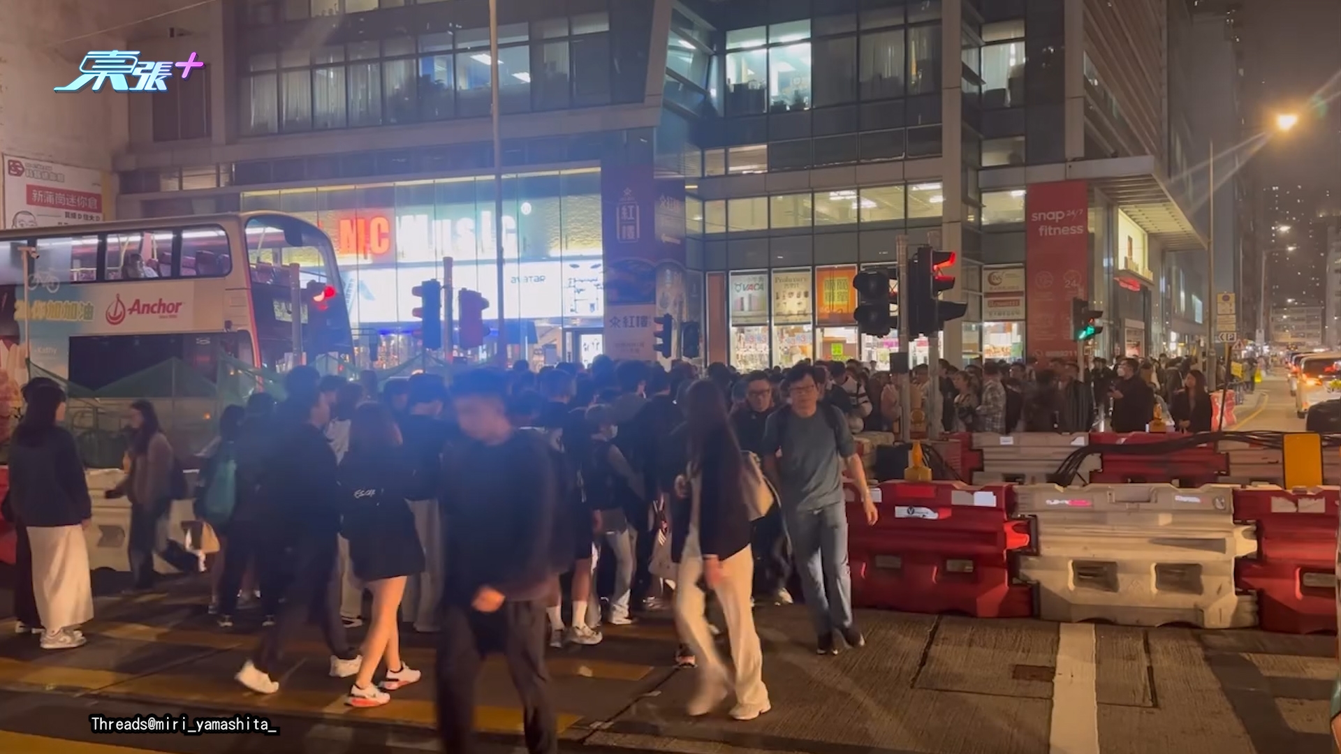 網上近日流傳多段影片，顯示新蒲崗彩虹道近大有街、啟鑽苑對出，在晚上繁忙時段出現人潮擠塞。(Threads@miri_yamashita_)