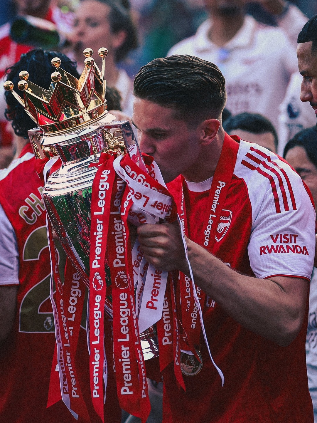 頒獎後，阿仙奴球員們紛紛與獎盃合照。（Facebook圖片／Arsenal）