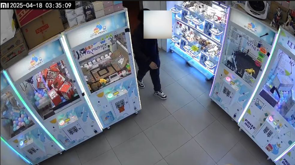 四眼男兩分鐘內偷至少6盒玩具