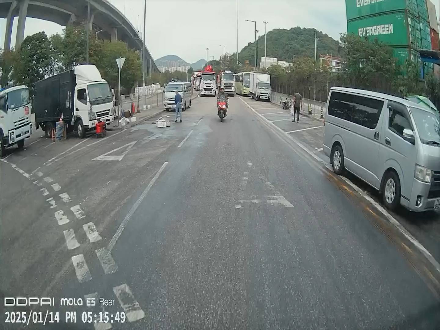葵青鐵騎士路面跣親險被泥頭車輾過