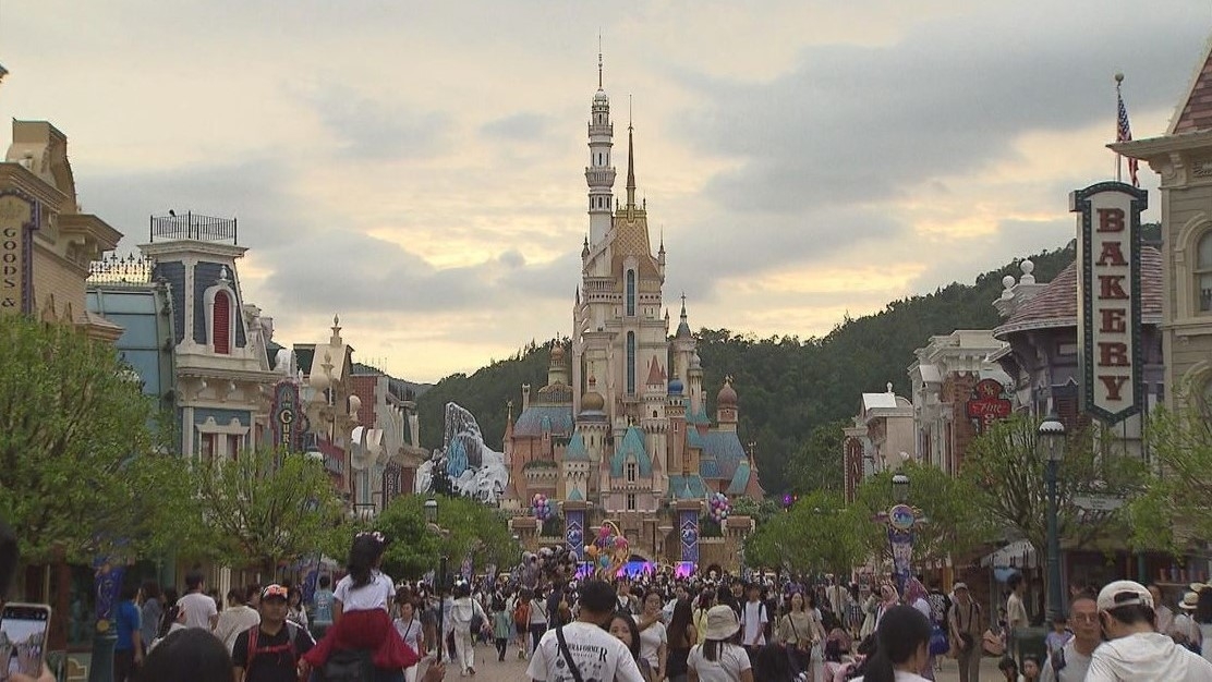 香港迪士尼指，施保添憑藉其穩健的領導能力、營運專業知識及全面的商業觸覺，引領樂園經歷重大革新與擴展，創下破紀錄的業績及卓越的賓客滿意度。（資料圖片）