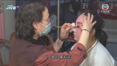陝西秦腔化妝師研讀劇本了解人物妝容特色 助演員進入角色