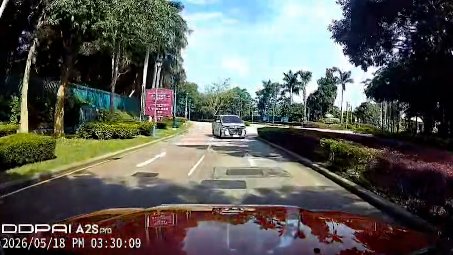 車Cam直擊｜中港車迪士尼外圍逆線行車　的哥網上發帖被勸包容 （車cam L（香港群組））