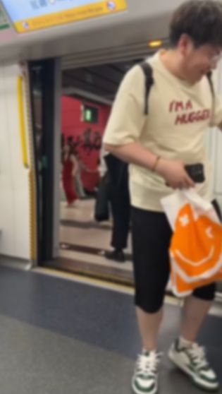 東鐵線內地客衝門爭位片網上瘋傳