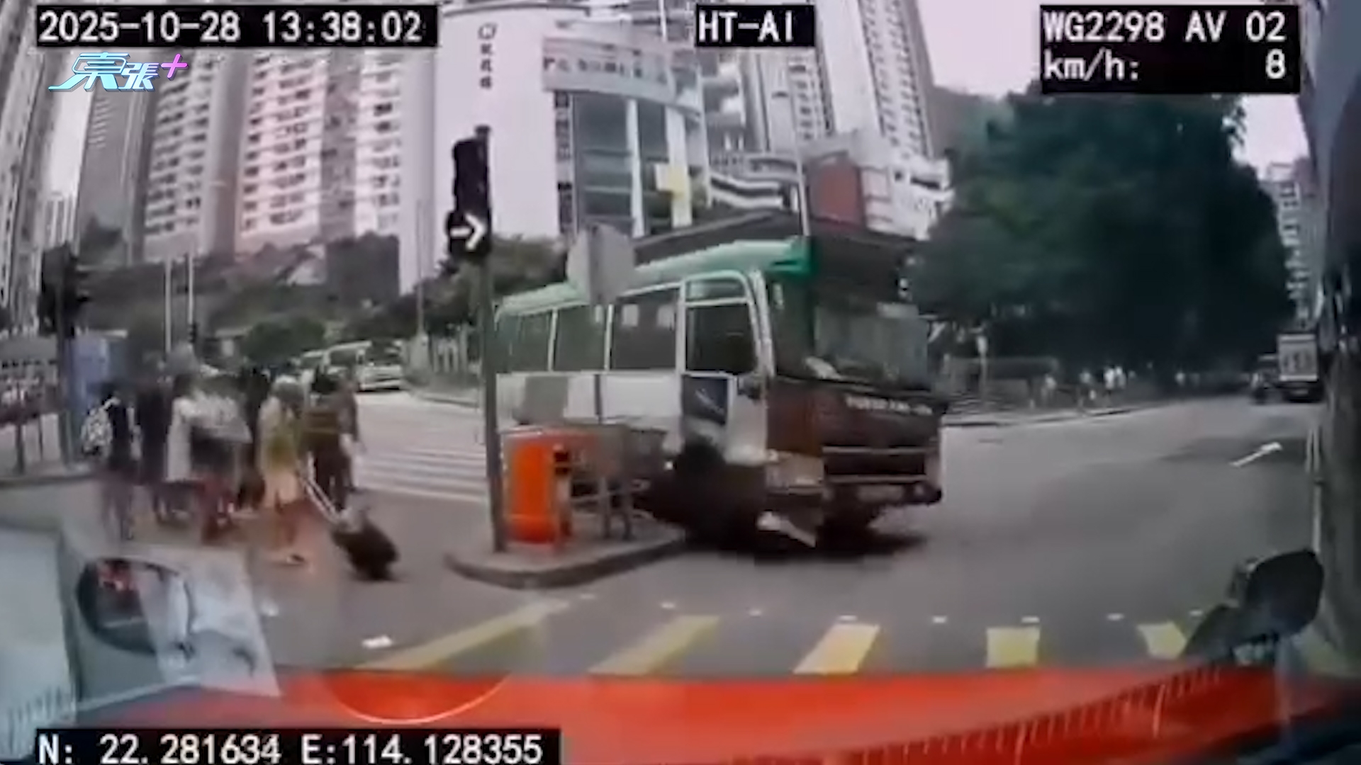 小巴先剷安全島再撞店內