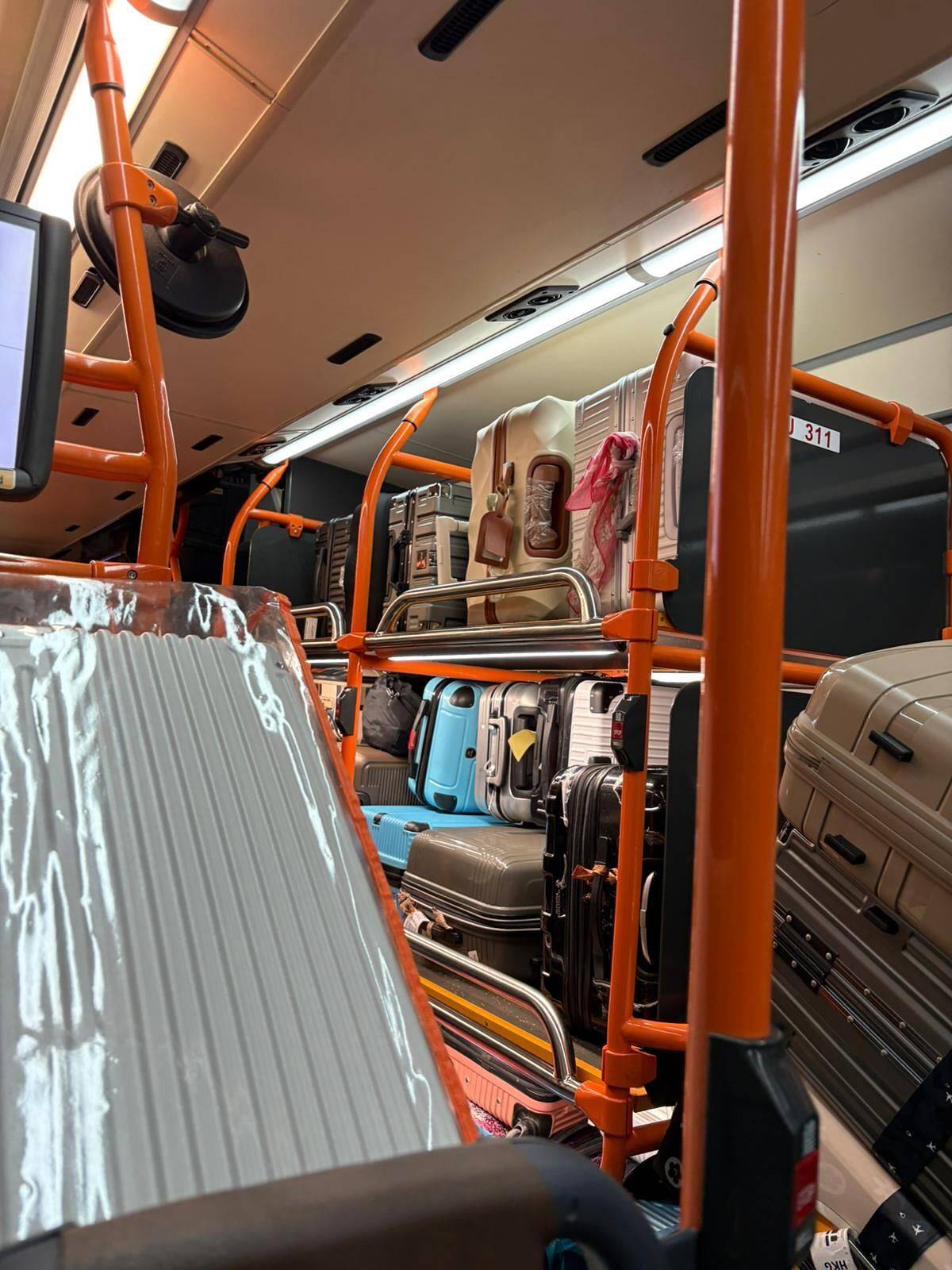 巴士行李篋「層層疊」！50遊客拖篋上車塞爆車廂。(T@kathy.w.1314)