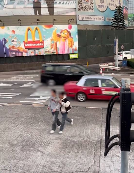 兩男誤闖紅隧口過馬路，最後要職員帶走。(T@nicola223)