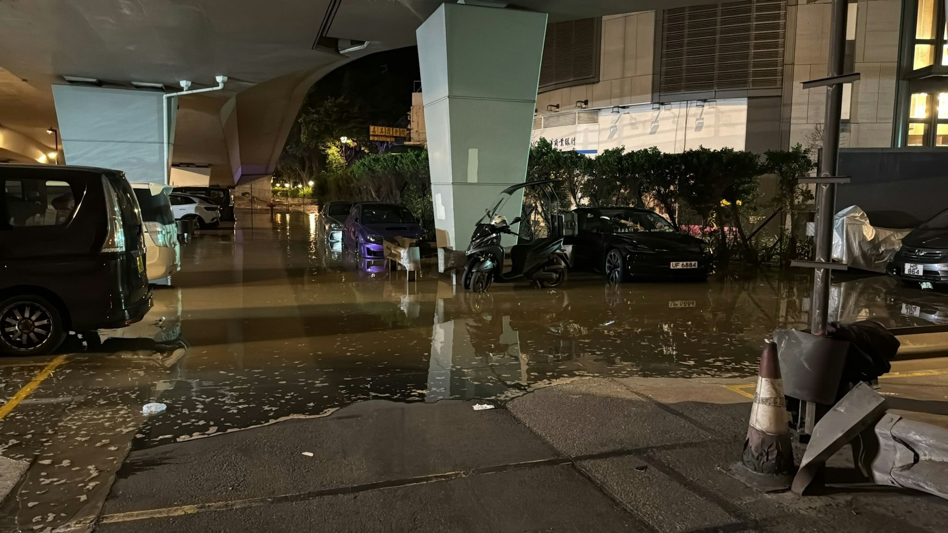 在凌晨時份，橋底停車場水深一度及停泊車輛的半個車輪，鄰近一帶行人路亦被水淹浸。（Facebook 圖片／真.屯門友）