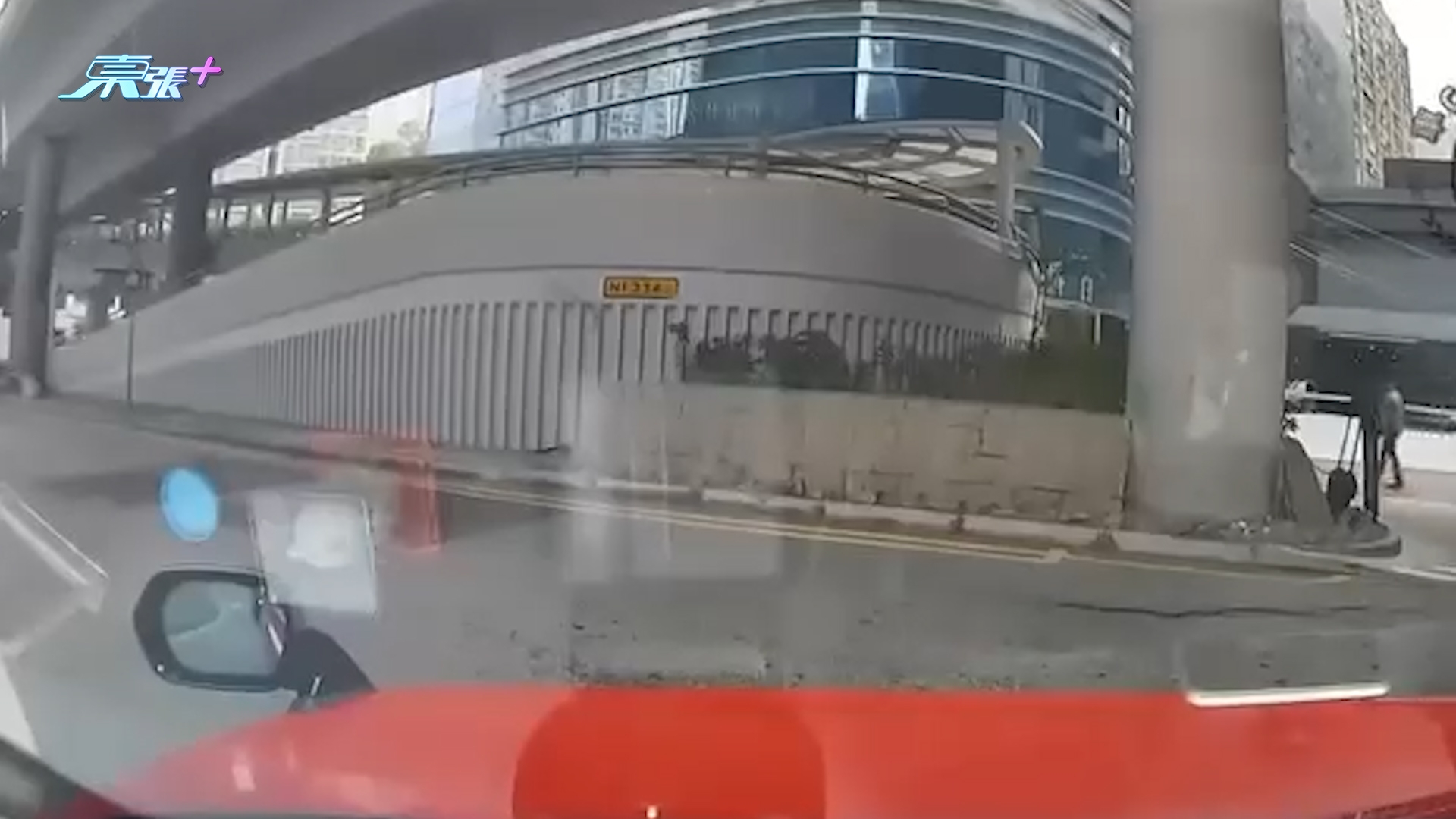 車Cam直擊｜荃灣Tesla撞的士引「世界大戰」　網民爭相食花生：打和啦