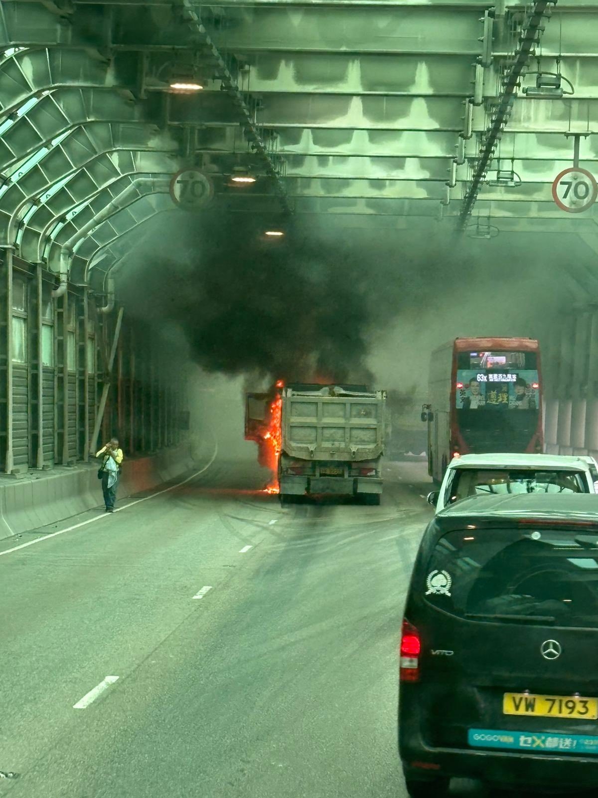 屯門公路泥頭車突起火焚燒　往九龍方向交通受阻　網民：以為拍緊爆炸場面 (FB@車cam L（香港群組）)