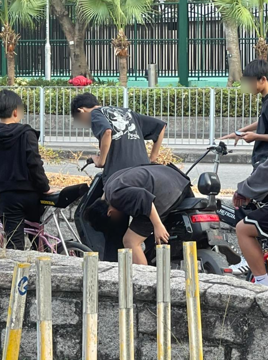 天水圍青少年公然馬路踩「電動單車」　街坊呻好危險：無人捉嘅點解？ （FB群組@天水圍…………日與夜）