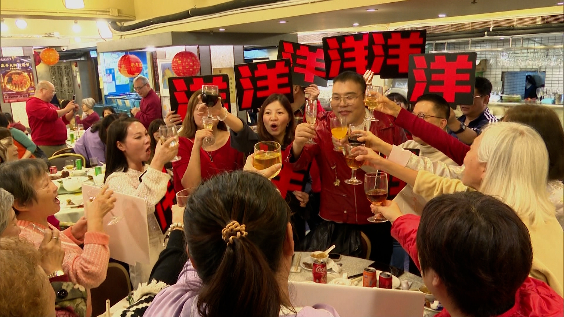 劉洋以脹爆財神造型，跟粉絲吃團年飯，兼慶祝他之前奪得最佳新人獎。