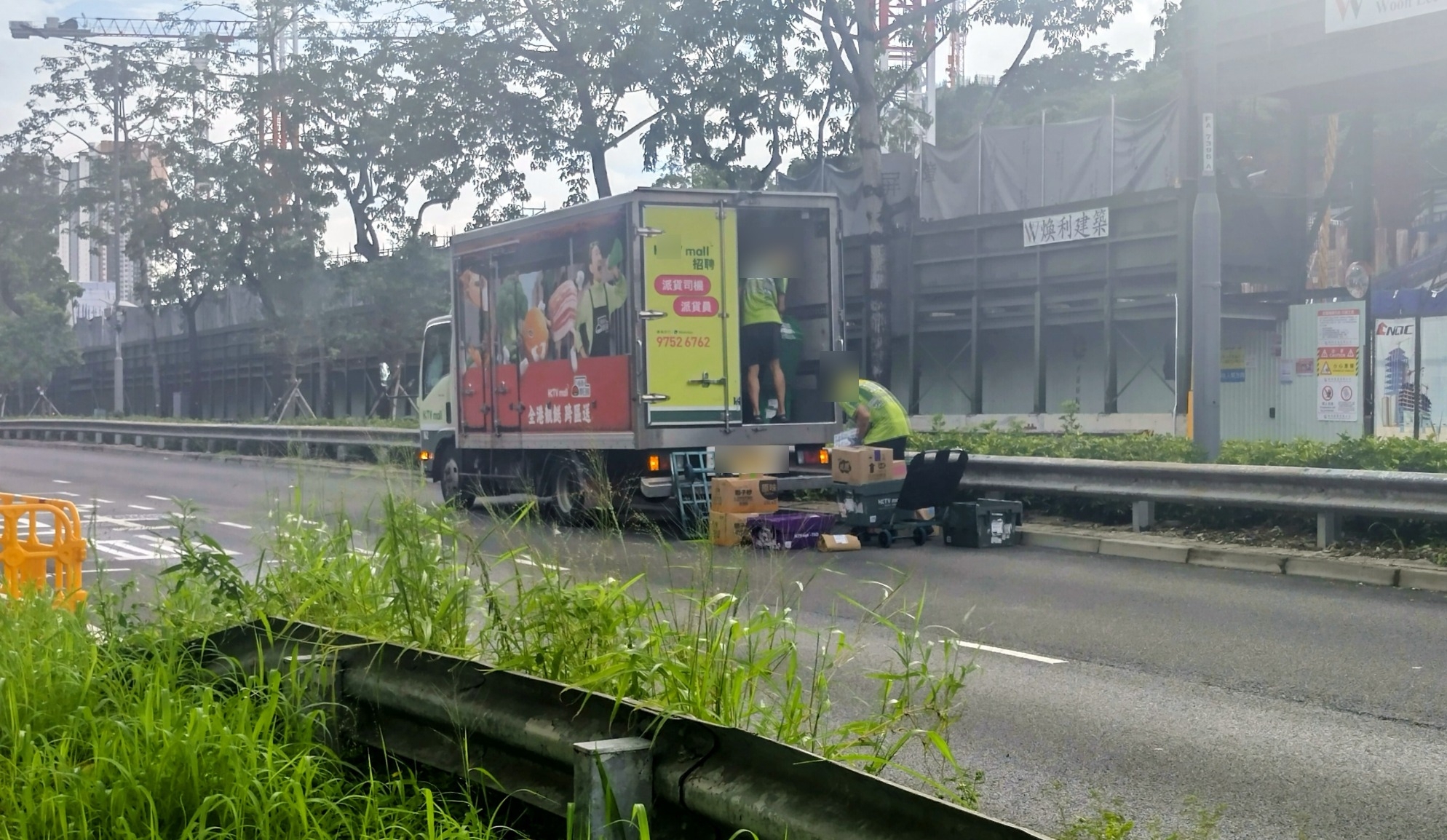 東張西望報料｜元朗朗屏貨車霸快線落貨　灣位後突現「死車」　街坊怒斥危險 （觀眾鍾先生報料）