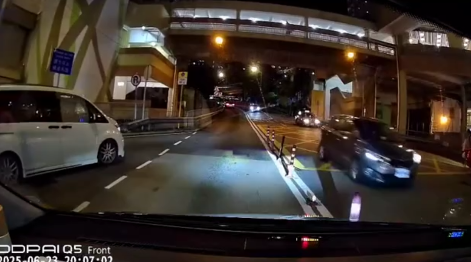 車Cam直擊｜清水灣道驚險一幕 黑裙女衝車陣過馬路 跌倒撞欄跪地嚇親司機