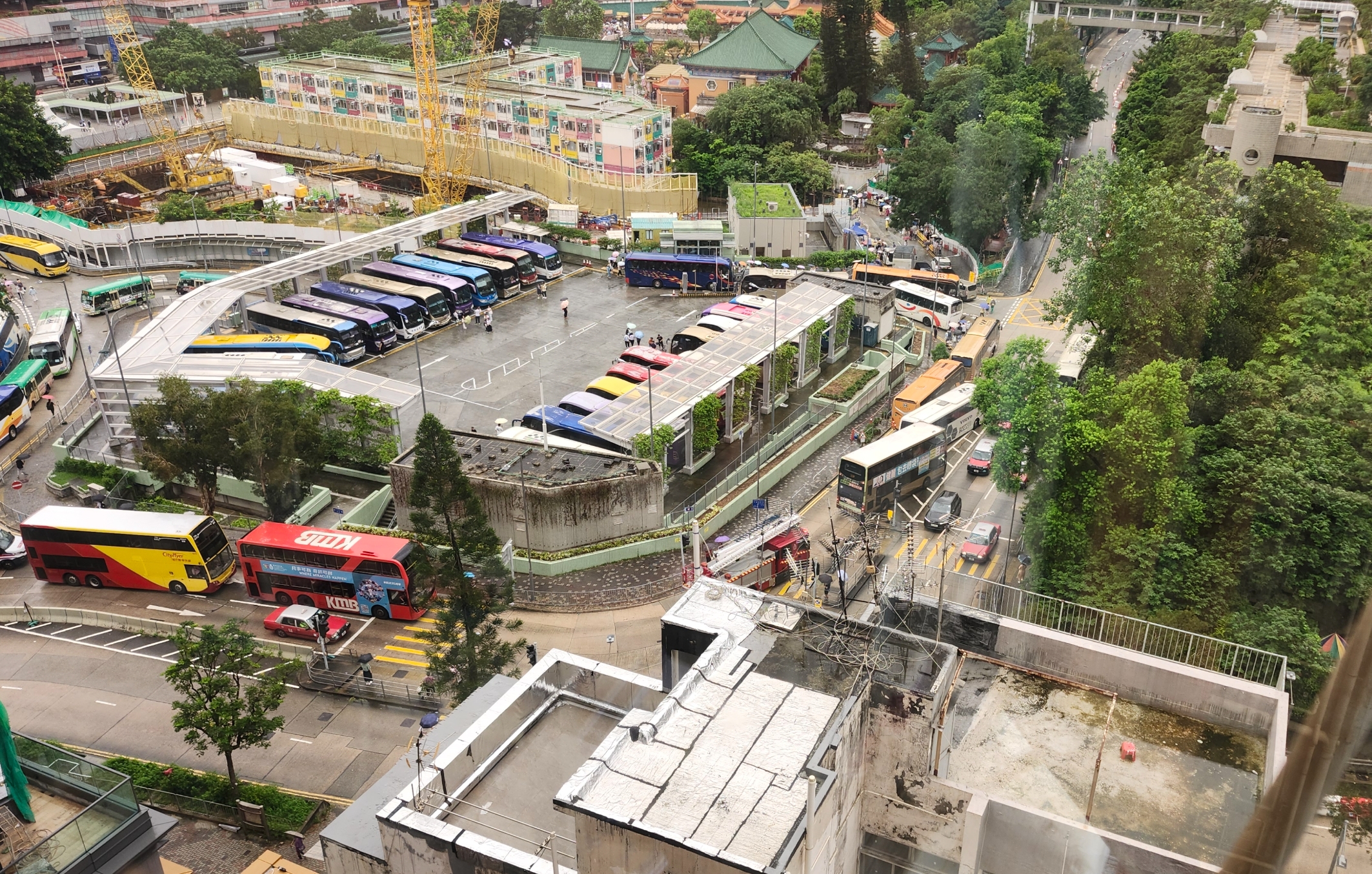 東張西望報料｜黃大仙廟旅遊巴逼爆停車場入口　消防車被迫逆線通過　居民報《東張》望政府解決 （觀眾李先生報料）