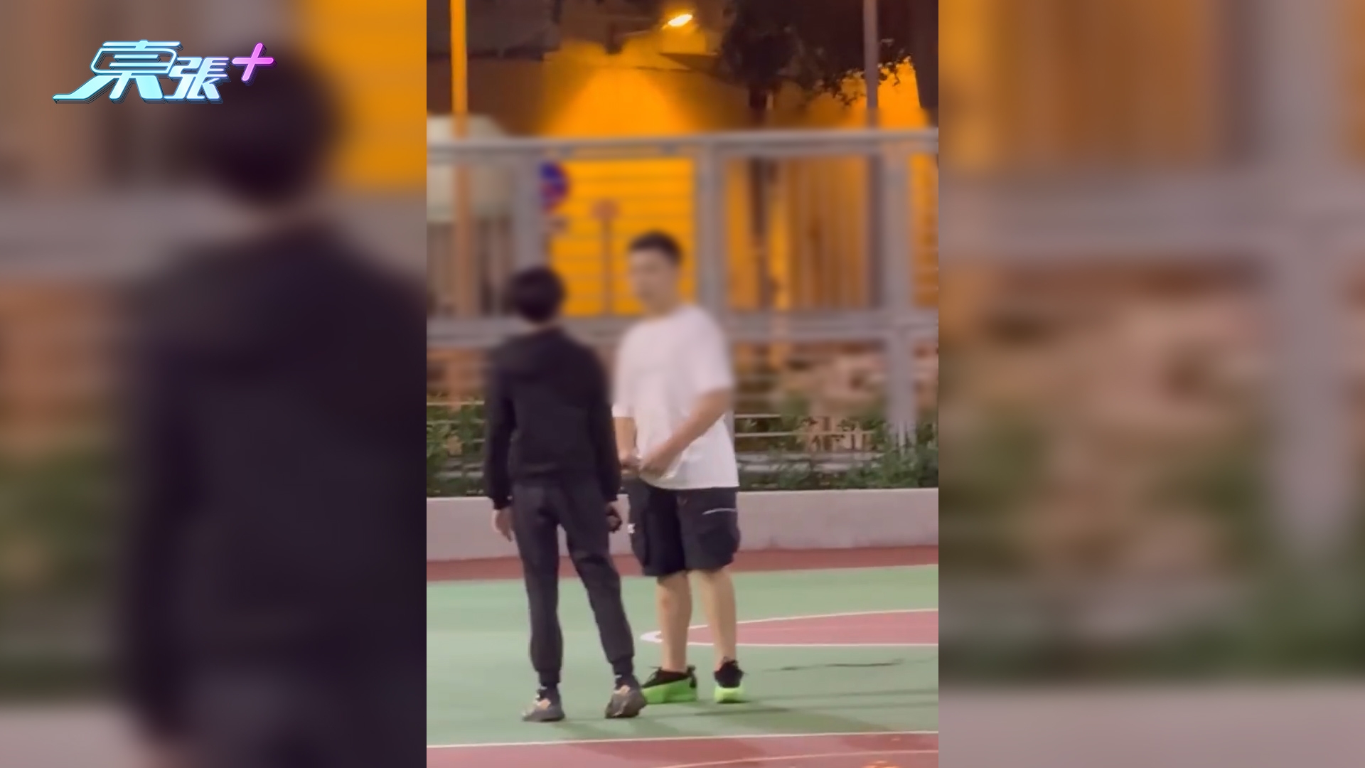 球場MMA｜兩少年動武糾纏倒地　一人「出刀」一人戴「鐵蓮花」(FB@車cam L（香港群組）／Billy Chan)