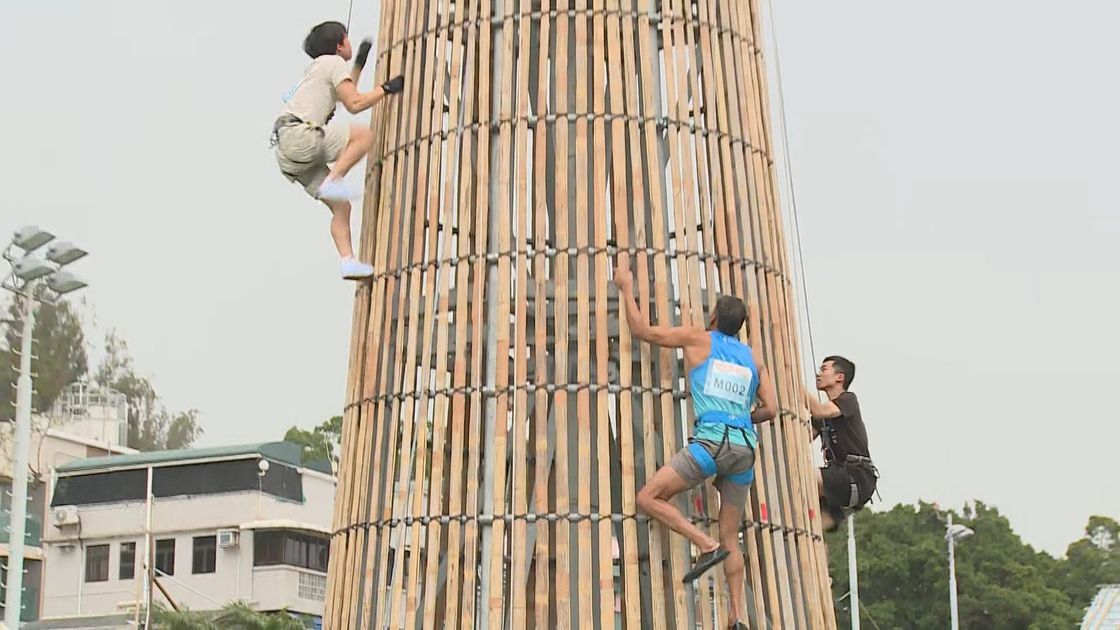 過往長洲太平清醮的搶包山比賽。