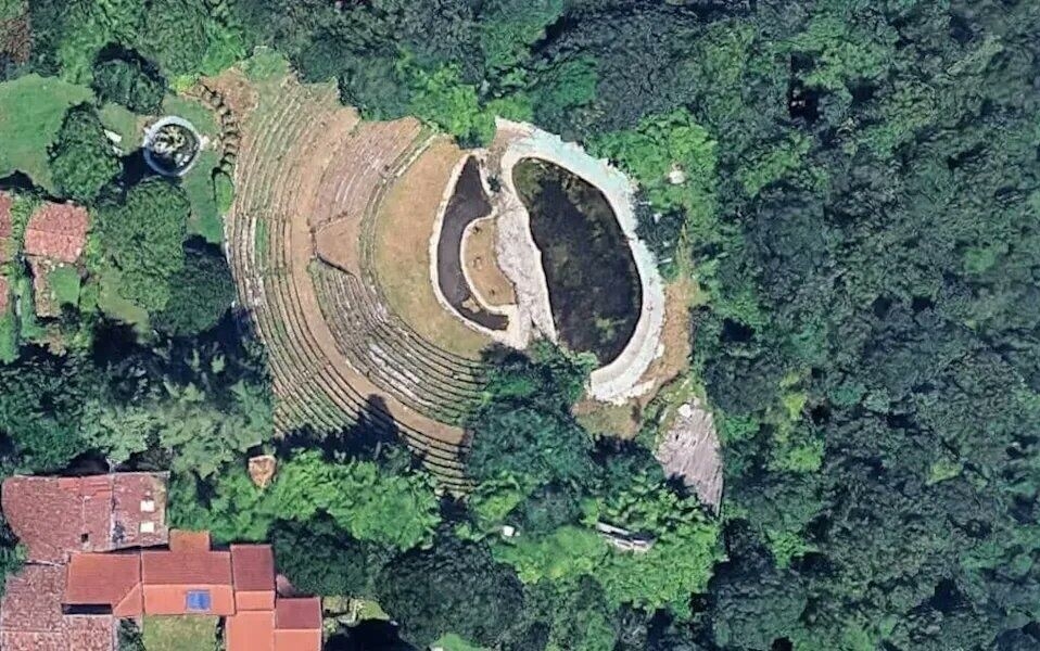 歷史衛星圖片亦顯示，涉事山坡原本長有樹木，其後被人剷平，再挖掘山體興建劇場，並非因山泥傾瀉而「重見天日」。（X圖片）