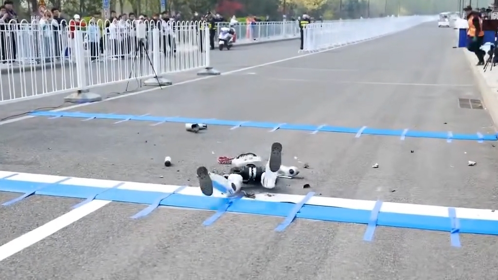 機械人臥在地上，腿部仍在運作致機身不斷抖動，在持續數秒後停止。（網上影片截圖）