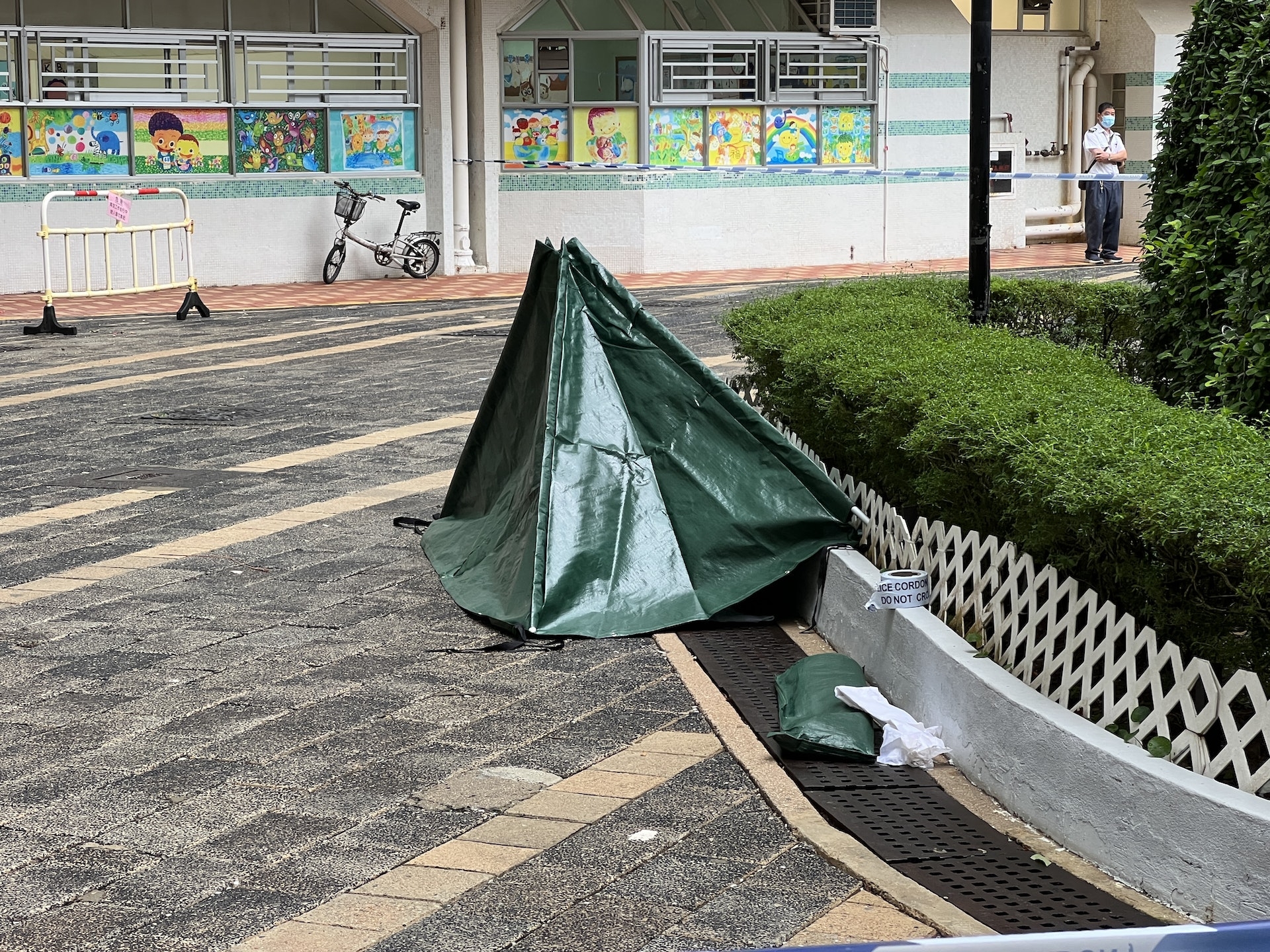 警方及救護員到場，證實該名姓羅約40歲男事主當場死亡