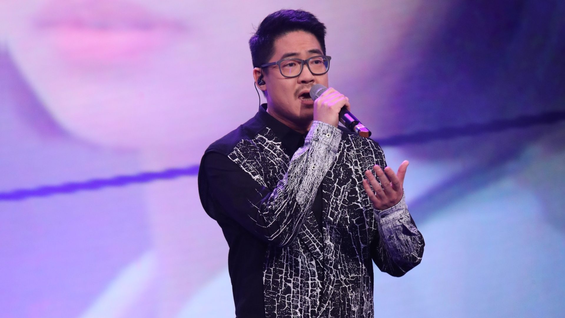 黑馬羅啟豪愈唱愈強。