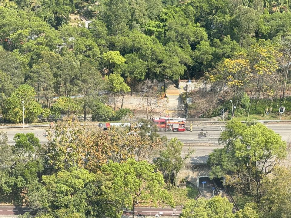 大埔港鐵巴士當街起火陷火海　濃煙直捲半空