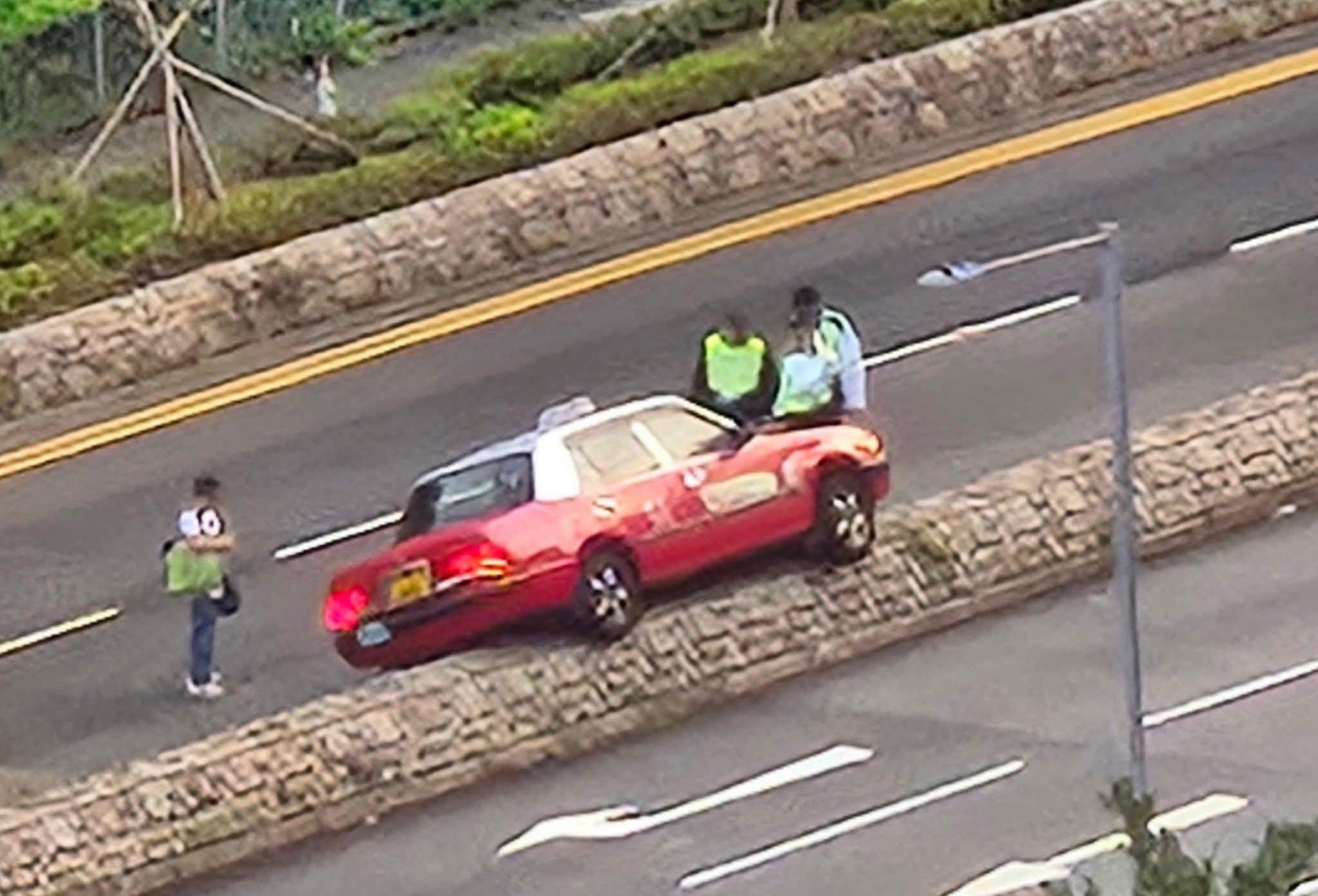 寶琳的士大玩雜技玩跨欄鏟上石壆　網民揶揄：腳底痕忘記用「愛膚堅」（Facebook／soso chan）