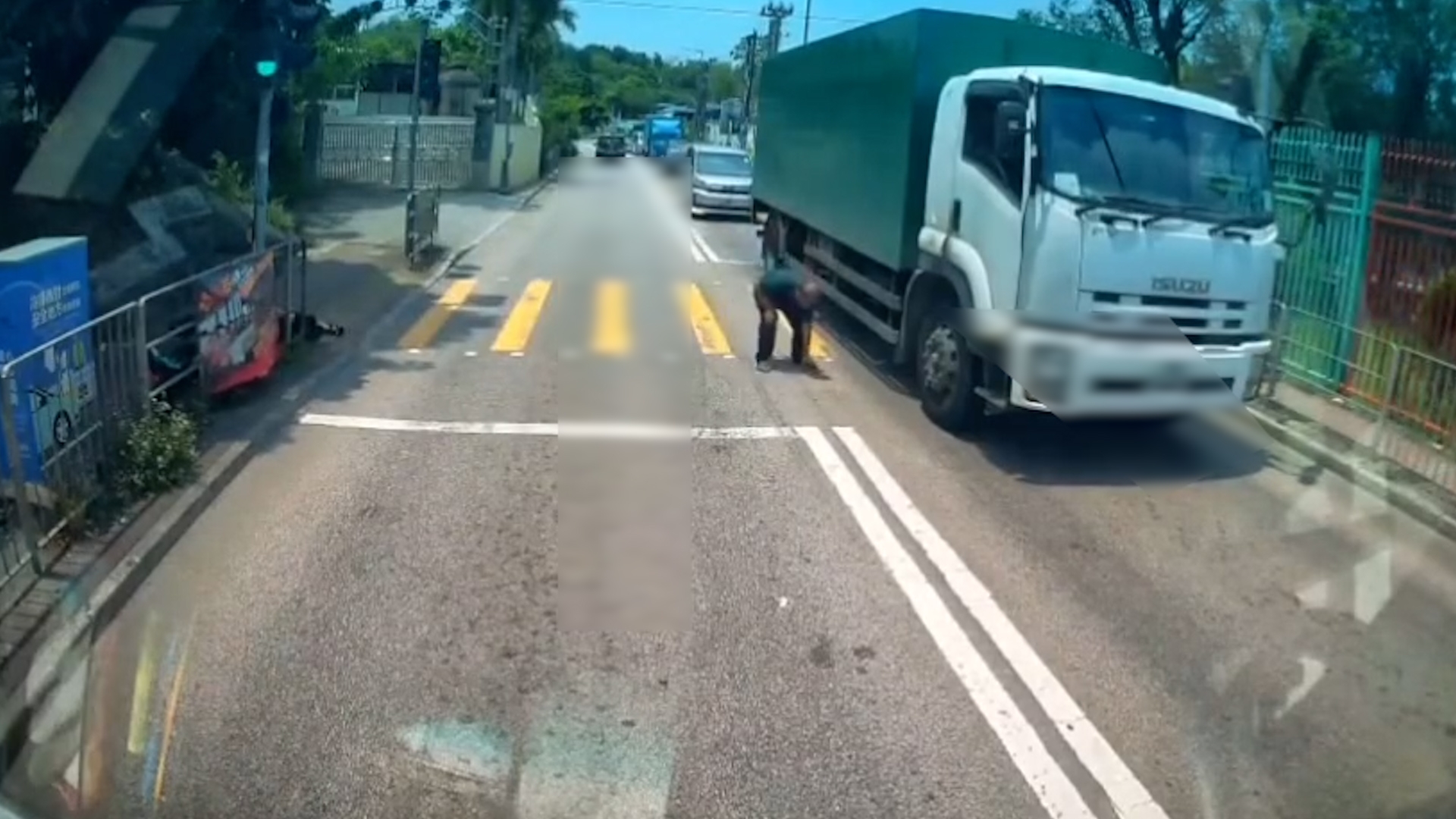 車Cam直擊｜男子青山公路衝紅燈「捐車罅」　遭貨車撞飛再反彈落地 （FB＠突發馬路車cam大全／Edwin Ying Fai）