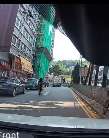 大埔母子騎電動單車兼無戴頭盔勁猖獗