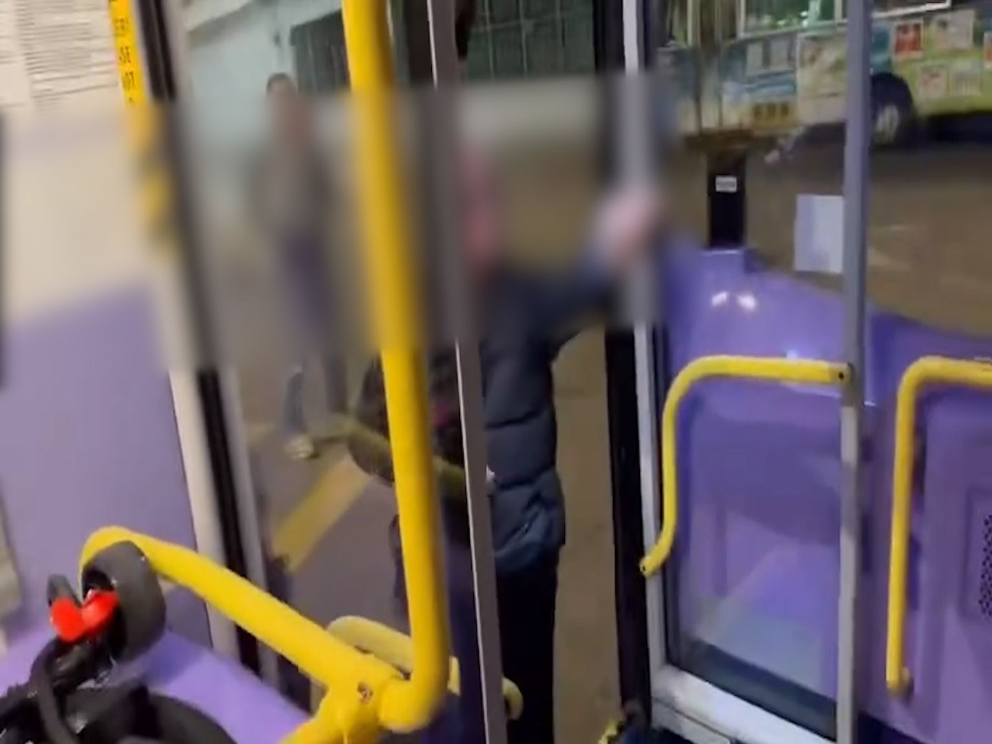 香港仔女車長被阿伯發難大鬧，只因輪椅婆婆未上到車？(影片截圖)