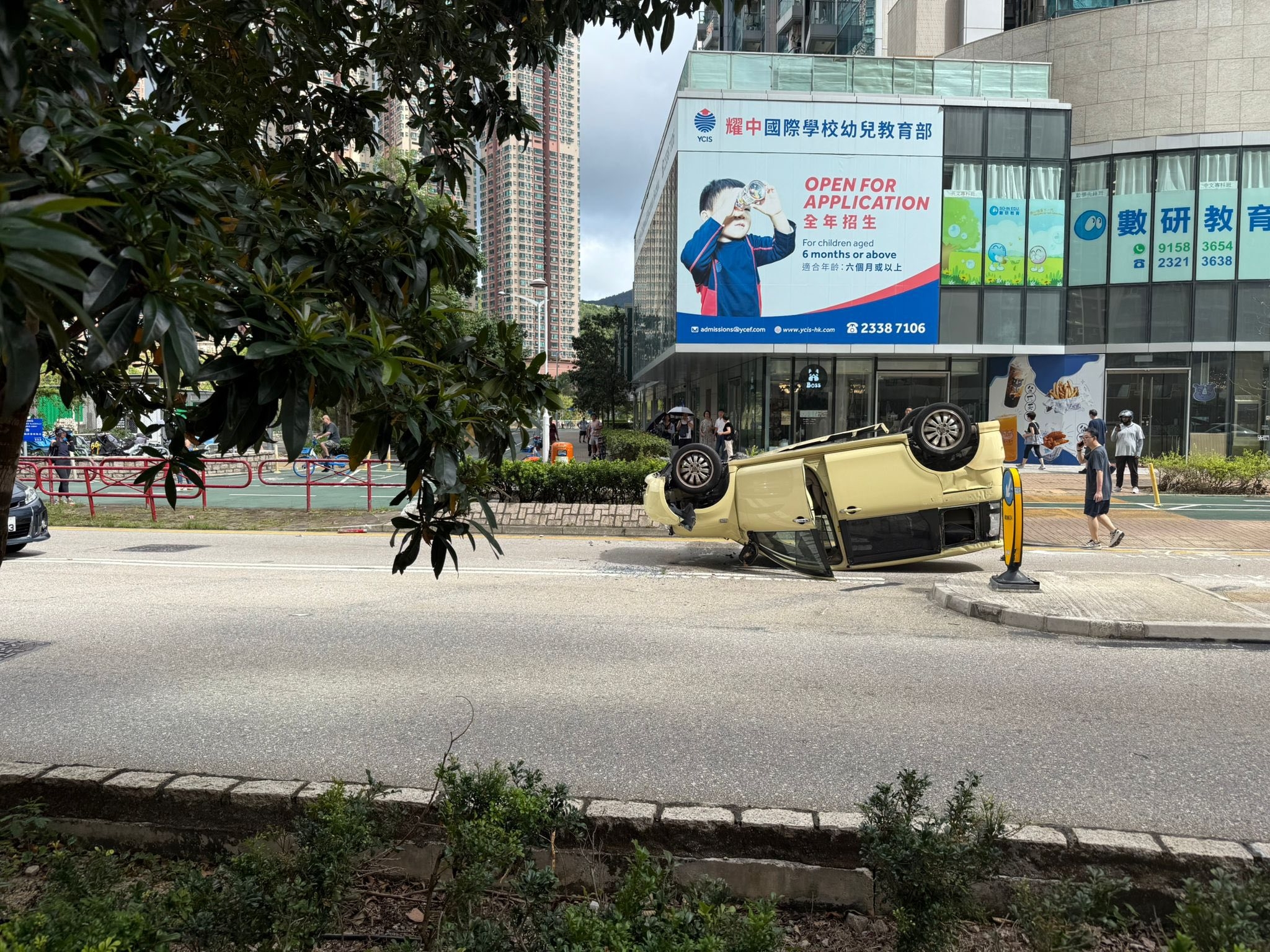 將軍澳怡明邨對出Mini Cooper離奇翻車　司機獲救無受傷