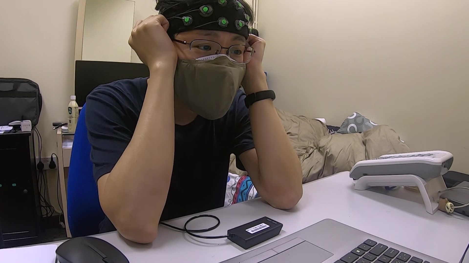 走入大學睡眠實驗室測試記憶力、專注力及控制負面情緒能力。