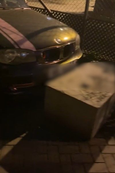 私家車疑亂泊地盤遭「土法鎖車」。(影片截圖)