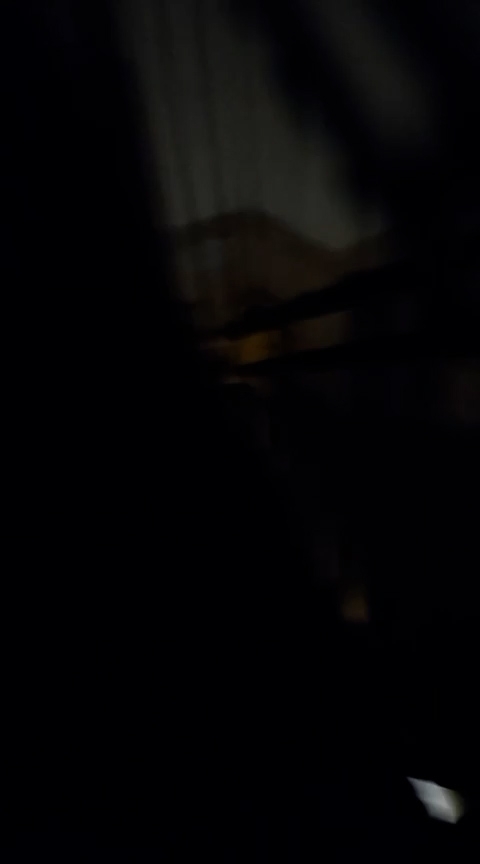 從觀眾提供的影片可見，18樓的梯間和走廊漆黑一片。（觀眾提供影片截圖）