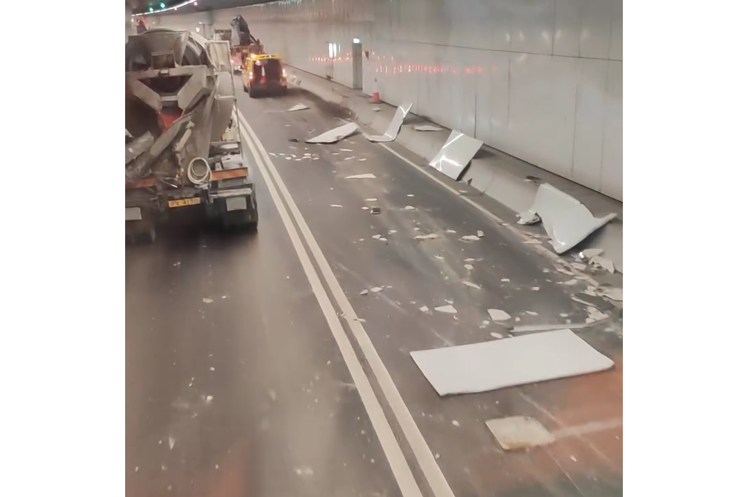 屯赤隧道吊臂車失控掃毀20米護牆板。(影片截圖)