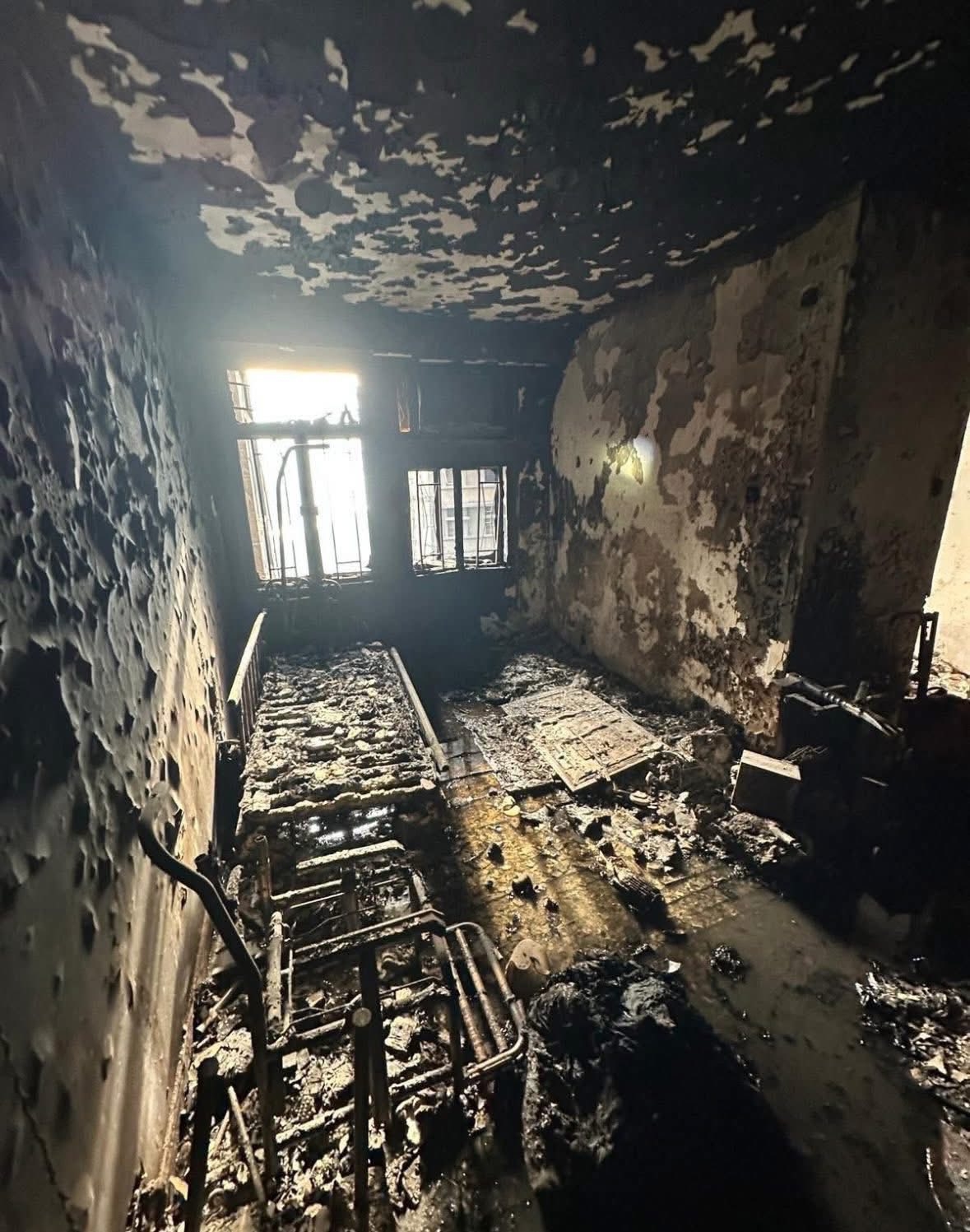 大埔宏福苑五級火｜災後單位慘況大公開，內櫳「甩皮甩骨」慘絕人寰。(FB@Kitty Chau)