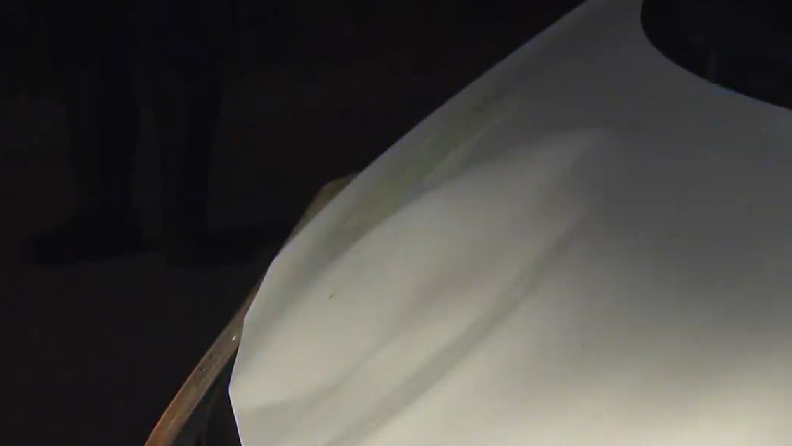 涉事私家車車頭擋風玻璃中央，被撞至出現一個大型「蜘蛛網」狀裂痕。（網上圖片）