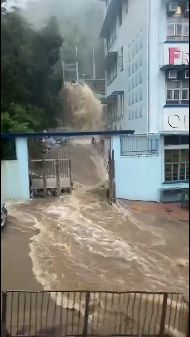 泥水從學校大閘湧出馬路。